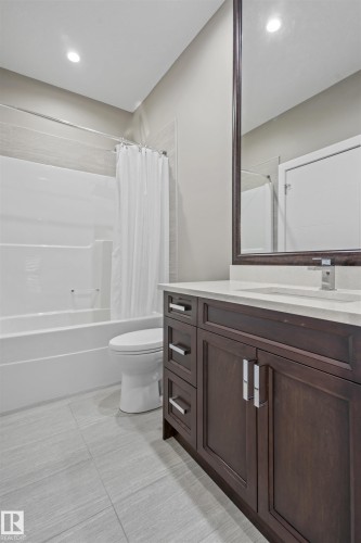1960 Adamson Terrace Sw, Edmonton, AB - Indoor Photo Showing Bathroom