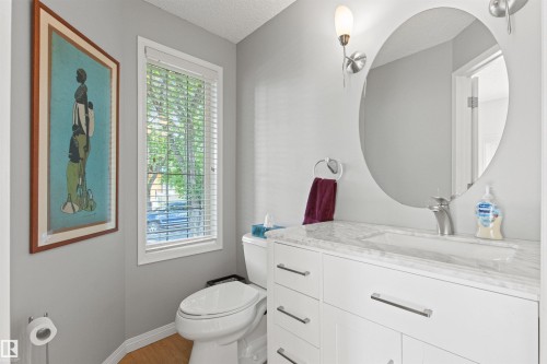9135 100B Avenue Nw, Edmonton, AB - Indoor Photo Showing Bathroom