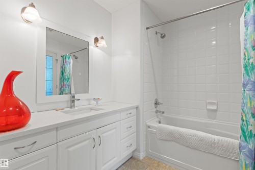 9135 100B Avenue Nw, Edmonton, AB - Indoor Photo Showing Bathroom