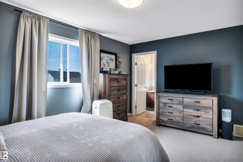 5608 Stevens Crescent Nw, Edmonton, AB - Indoor Photo Showing Bedroom
