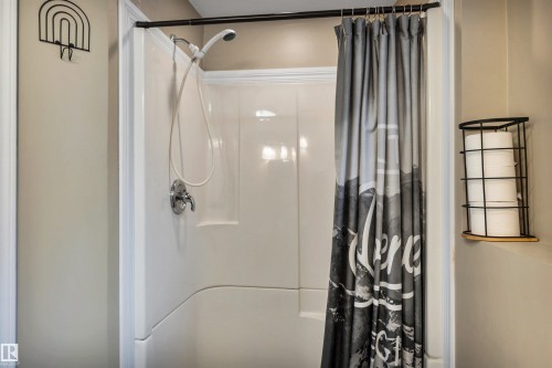 5608 Stevens Crescent Nw, Edmonton, AB - Indoor Photo Showing Bathroom