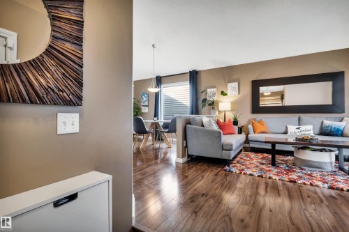 5608 Stevens Crescent Nw, Edmonton, AB - Indoor Photo Showing Living Room