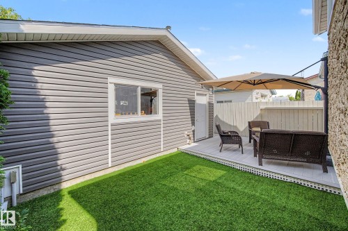 Deck with privacy fencing, artificial turf lawn, and vinyl siding - 193 Kiniski Crescent Nw, Edmonton, AB - Outdoor With Deck Patio Veranda