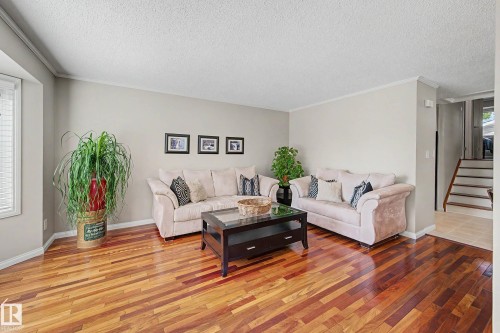 Hardwood flooring and light neutral wall colors in this living space - 193 Kiniski Crescent Nw, Edmonton, AB - Indoor Photo Showing Living Room