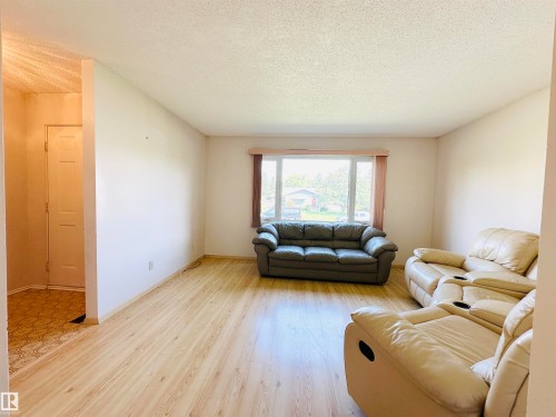 5620 55A Street, Wetaskiwin, AB - Indoor Photo Showing Living Room
