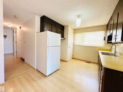 5620 55A Street, Wetaskiwin, AB - Indoor Photo Showing Kitchen