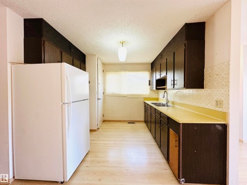 5620 55A Street, Wetaskiwin, AB - Indoor Photo Showing Kitchen