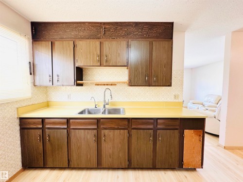 5620 55A Street, Wetaskiwin, AB - Indoor Photo Showing Kitchen With Double Sink