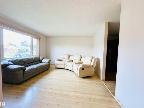 5620 55A Street, Wetaskiwin, AB - Indoor Photo Showing Living Room
