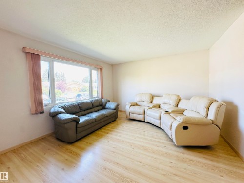 5620 55A Street, Wetaskiwin, AB - Indoor Photo Showing Living Room