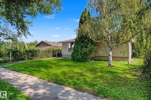 Light-colored siding exterior with a single window - 9723 76 Street Nw, Edmonton, AB - Outdoor