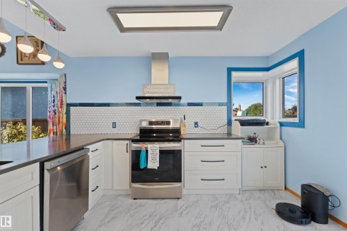 16724 88 St Nw, Edmonton, AB - Indoor Photo Showing Kitchen