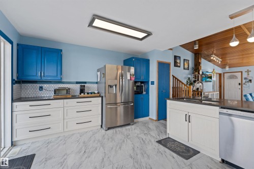 16724 88 St Nw, Edmonton, AB - Indoor Photo Showing Kitchen With Stainless Steel Kitchen