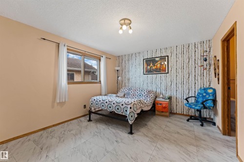 16724 88 St Nw, Edmonton, AB - Indoor Photo Showing Bedroom