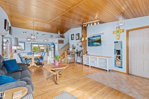 16724 88 St Nw, Edmonton, AB - Indoor Photo Showing Living Room