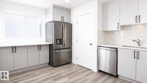 12916 123A Street Nw, Edmonton, AB - Indoor Photo Showing Kitchen