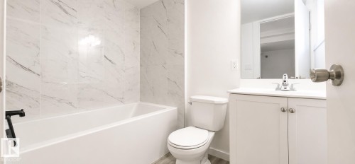 12916 123A Street Nw, Edmonton, AB - Indoor Photo Showing Bathroom