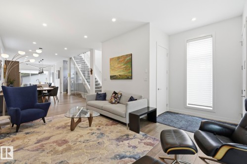 10433 140 Street Nw, Edmonton, AB - Indoor Photo Showing Living Room