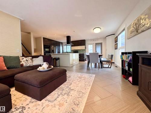17019 108 Street Nw, Edmonton, AB - Indoor Photo Showing Living Room