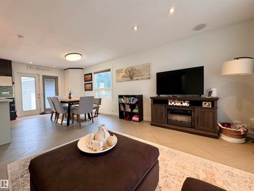 17019 108 Street Nw, Edmonton, AB - Indoor Photo Showing Living Room