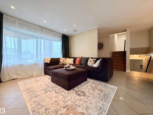 17019 108 Street Nw, Edmonton, AB - Indoor Photo Showing Living Room