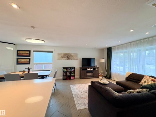 17019 108 Street Nw, Edmonton, AB - Indoor Photo Showing Living Room