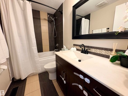 17019 108 Street Nw, Edmonton, AB - Indoor Photo Showing Bathroom