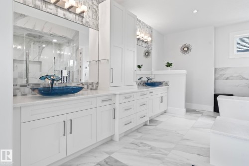 3652 Westcliff Way Sw, Edmonton, AB - Indoor Photo Showing Bathroom
