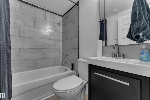5228 169 Ave Nw Nw, Edmonton, AB - Indoor Photo Showing Bathroom