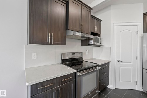 15852 10 Avenue Sw, Edmonton, AB - Indoor Photo Showing Kitchen