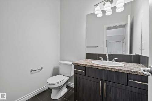 15852 10 Avenue Sw, Edmonton, AB - Indoor Photo Showing Bathroom