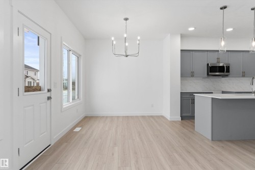 922 18 Avenue Nw, Edmonton, AB - Indoor Photo Showing Kitchen With Upgraded Kitchen