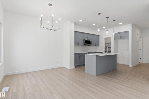 922 18 Avenue Nw, Edmonton, AB - Indoor Photo Showing Kitchen With Upgraded Kitchen