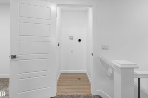 922 18 Avenue Nw, Edmonton, AB - Indoor Photo Showing Other Room