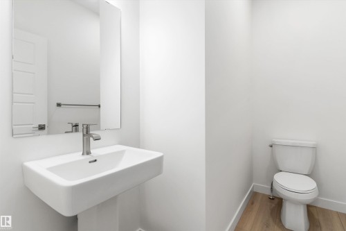 922 18 Avenue Nw, Edmonton, AB - Indoor Photo Showing Bathroom