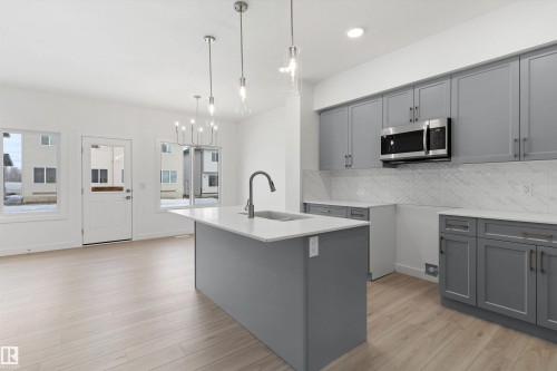 922 18 Avenue Nw, Edmonton, AB - Indoor Photo Showing Kitchen With Upgraded Kitchen