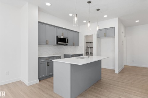 922 18 Avenue Nw, Edmonton, AB - Indoor Photo Showing Kitchen With Upgraded Kitchen