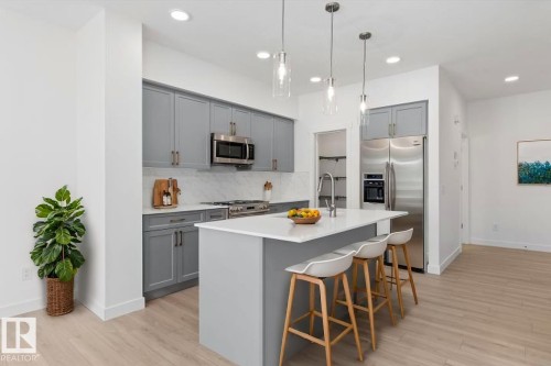 922 18 Avenue Nw, Edmonton, AB - Indoor Photo Showing Kitchen With Upgraded Kitchen