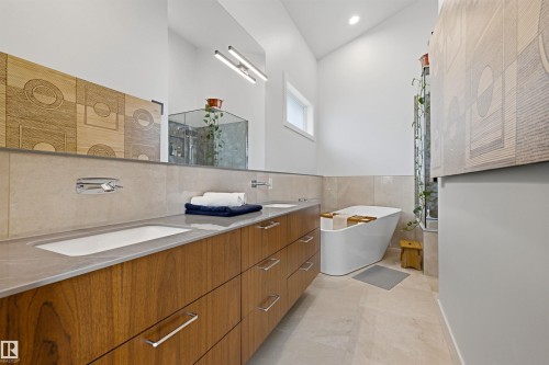 4111 Aspen Drive Nw, Edmonton, AB - Indoor Photo Showing Bathroom