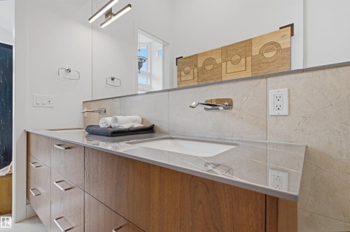 4111 Aspen Drive Nw, Edmonton, AB - Indoor Photo Showing Bathroom