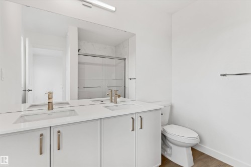 1012 14 Avenue Nw, Edmonton, AB - Indoor Photo Showing Bathroom