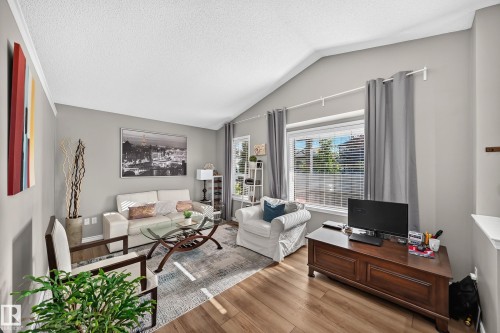 322 84 Street Sw, Edmonton, AB - Indoor Photo Showing Living Room