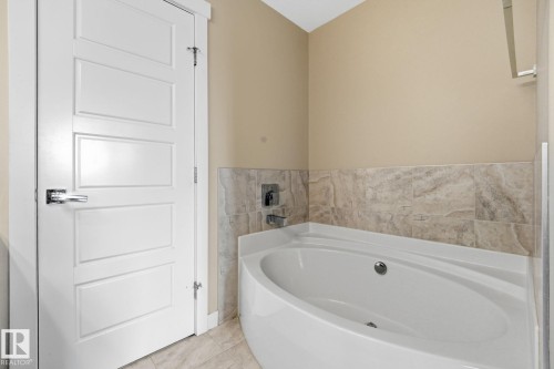 914 Valour Way Nw, Edmonton, AB - Indoor Photo Showing Bathroom