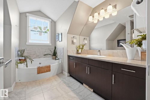 914 Valour Way Nw, Edmonton, AB - Indoor Photo Showing Bathroom