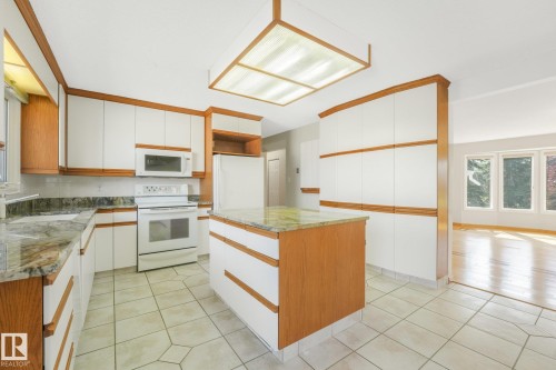 8608 152A Avenue Nw, Edmonton, AB - Indoor Photo Showing Kitchen