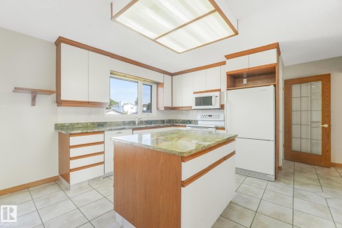 8608 152A Avenue Nw, Edmonton, AB - Indoor Photo Showing Kitchen