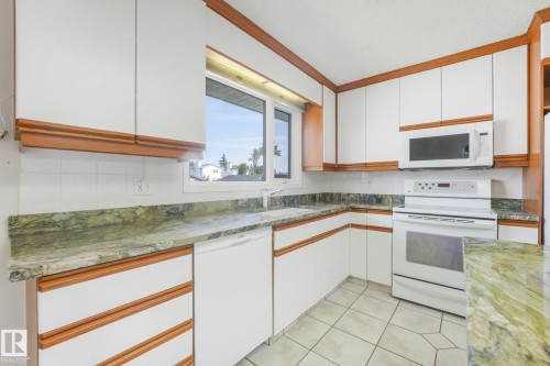 8608 152A Avenue Nw, Edmonton, AB - Indoor Photo Showing Kitchen