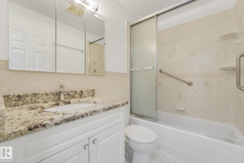 8608 152A Avenue Nw, Edmonton, AB - Indoor Photo Showing Bathroom