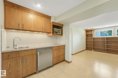 8608 152A Avenue Nw, Edmonton, AB - Indoor Photo Showing Kitchen