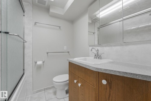 8608 152A Avenue Nw, Edmonton, AB - Indoor Photo Showing Bathroom